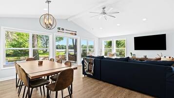 TV connectée, livres, écrans d'ordinateur