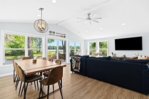 Smart TV, books, computer monitors - Commerce Cove Cottage - Quiet Lake Retreat, Pet-Friendly! (Commerce Charter Township)