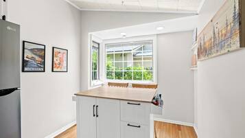 Coffee/tea maker, fridge, microwave, oven