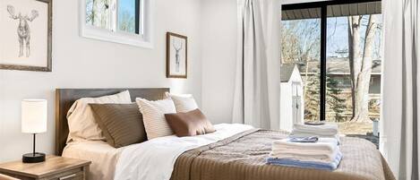 3 bedrooms, desk, iron/ironing board, WiFi