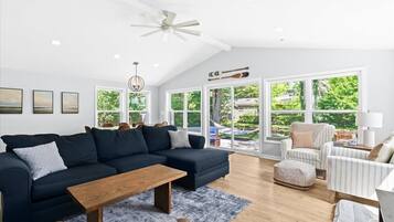 TV connectée, livres, écrans d'ordinateur