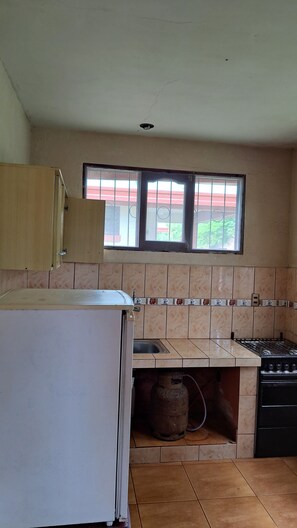 Basic Cabin | Private kitchen | Mini-fridge, dishwasher, cookware/dishes/utensils, kitchen islands - cabañas la monita (Villa Tunari)