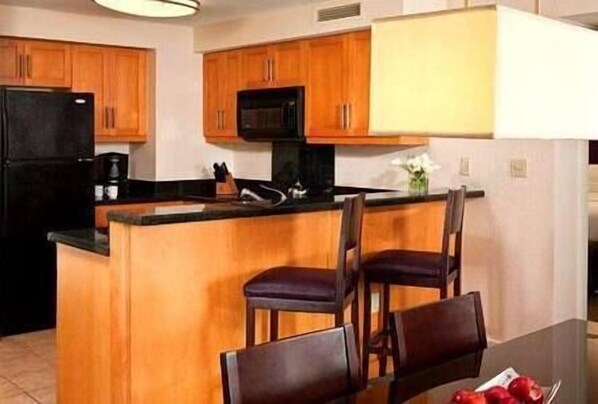 ثلاجة، ميكروويف، فرن، موقد طهي مسطح