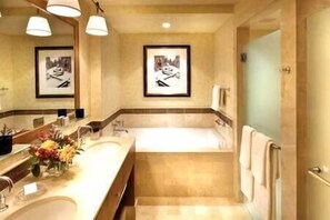 Haartrockner, Handtücher, Seife, Toilettenpapier