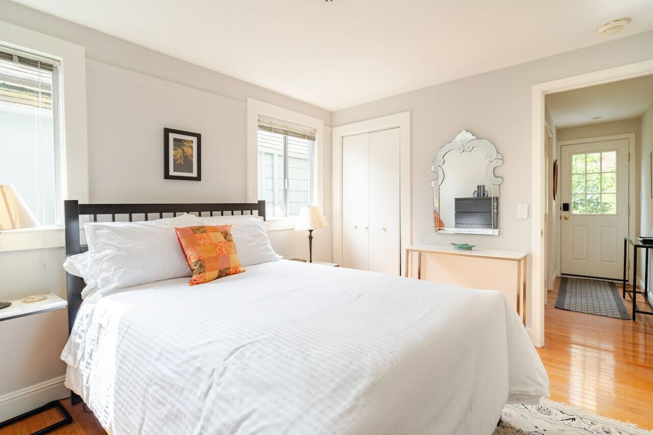 3 bedrooms, desk, iron/ironing board, WiFi (free)