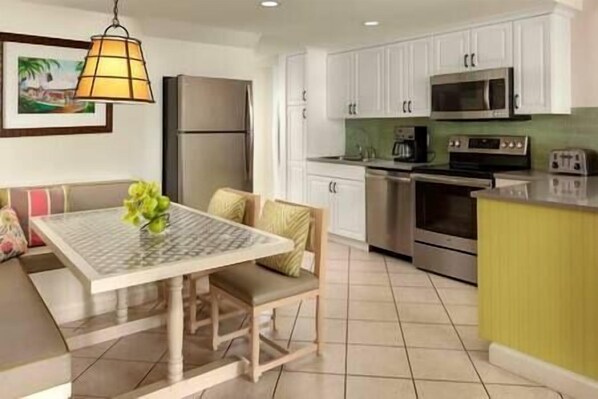 ثلاجة، ميكروويف، موقد طهي مسطح، ماكينة لصنع القهوة/الشاي