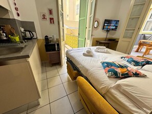 1 bedroom, desk, iron/ironing board, WiFi - Sunlit Studio Oasis with Terraces at Heart of Nice (Nice)