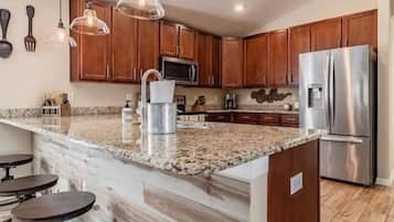 Geladeira, micro-ondas, fogão, cooktop