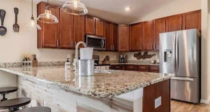 Spacious house in Wesley Chapel/ Sleeps 10/fenced yard