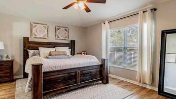 4 quartos, escrivaninha, ferros/tábuas de passar roupa