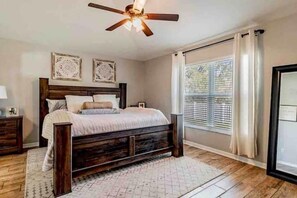 4 室のベッドルーム、デスク、アイロン / アイロン台、WiFi (無料)