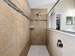 Douche, sèche-cheveux, serviettes fournies, savon