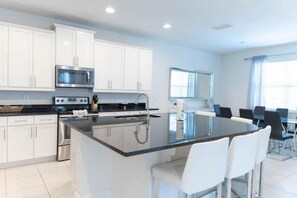 冷蔵庫、電子レンジ、オーブン、コンロ