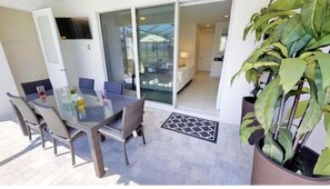 屋外ダイニングエリア