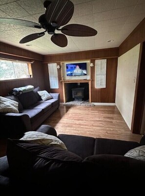 Een smart-tv en een open haard