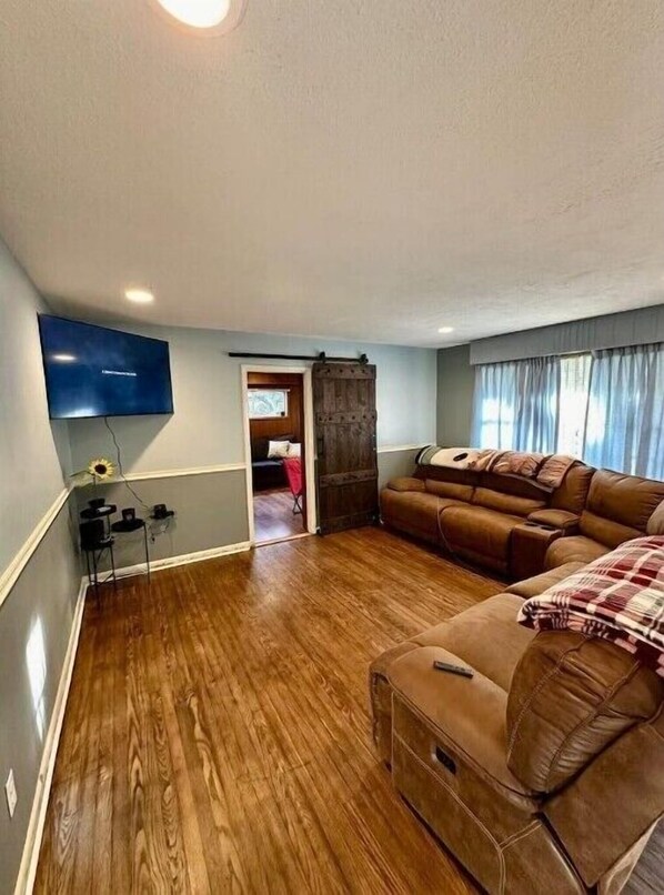 Een smart-tv en een open haard