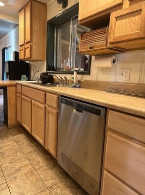 Een magnetron, een oven, een kookplaat, een vaatwasser