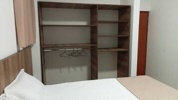 Suíte conforto | 1 quarto, espaço de trabalho para notebook, Wi-Fi de cortesia