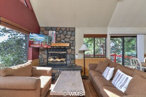 Smart TV, fireplace, table tennis, books - Lake/Beach Front Resort- Pool, Hot Tub, BBQ #03 (Tahoe Vista)