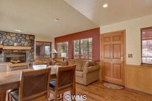 Dining - Lake/Beach Front Resort - Pool, Hot Tub, BBQ #24 (Tahoe Vista)