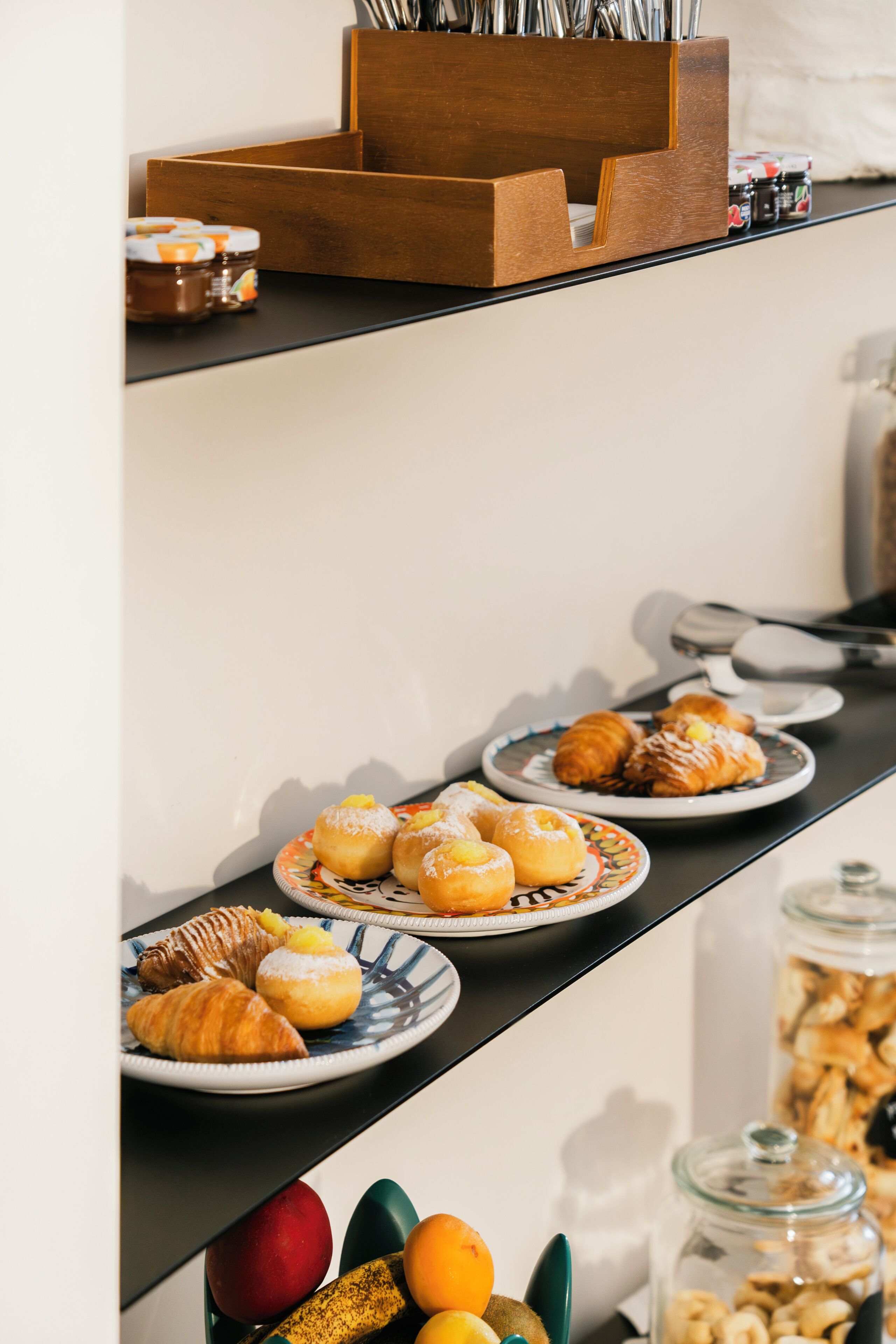 Ein reichhaltiges Buffet mit verschiedenen Speisen, darunter Gebäck und Obst.