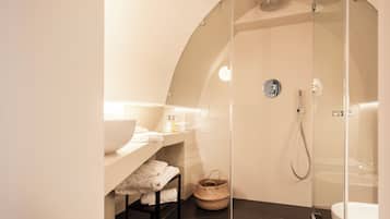 Camera Romantica | Bagno | Soffione a pioggia, asciugamani