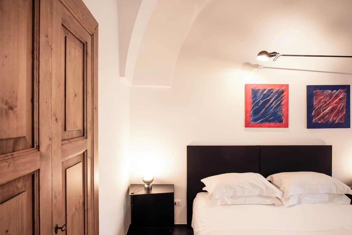 Minibar, sistema de insonorización, wifi gratis y ropa de cama 