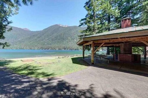 Olympic Base Camp: Pet friendly & spacious 4 bedroom home w/ hot tub