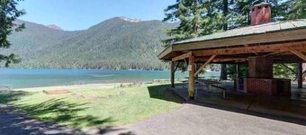 Olympic Base Camp: Pet friendly & spacious 4 bedroom home w/ hot tub