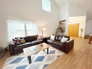 Smart TV, fireplace - Olympic Base Camp: Pet friendly & spacious 4 bedroom home w/ hot tub (Hoodsport)