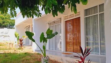 Executive Studio Suite, Kitchenette, Pool View | Laptop workspace, free WiFi, bed sheets