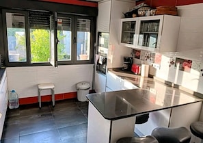 Fridge, microwave, oven, stovetop - Espectacular Alojamiento, Piscina, Barbacoa,para Disfrutar en Familia o Amigos (Nuevo Baztán)