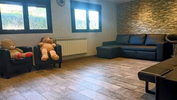 Smart TV, chimenea y libros
