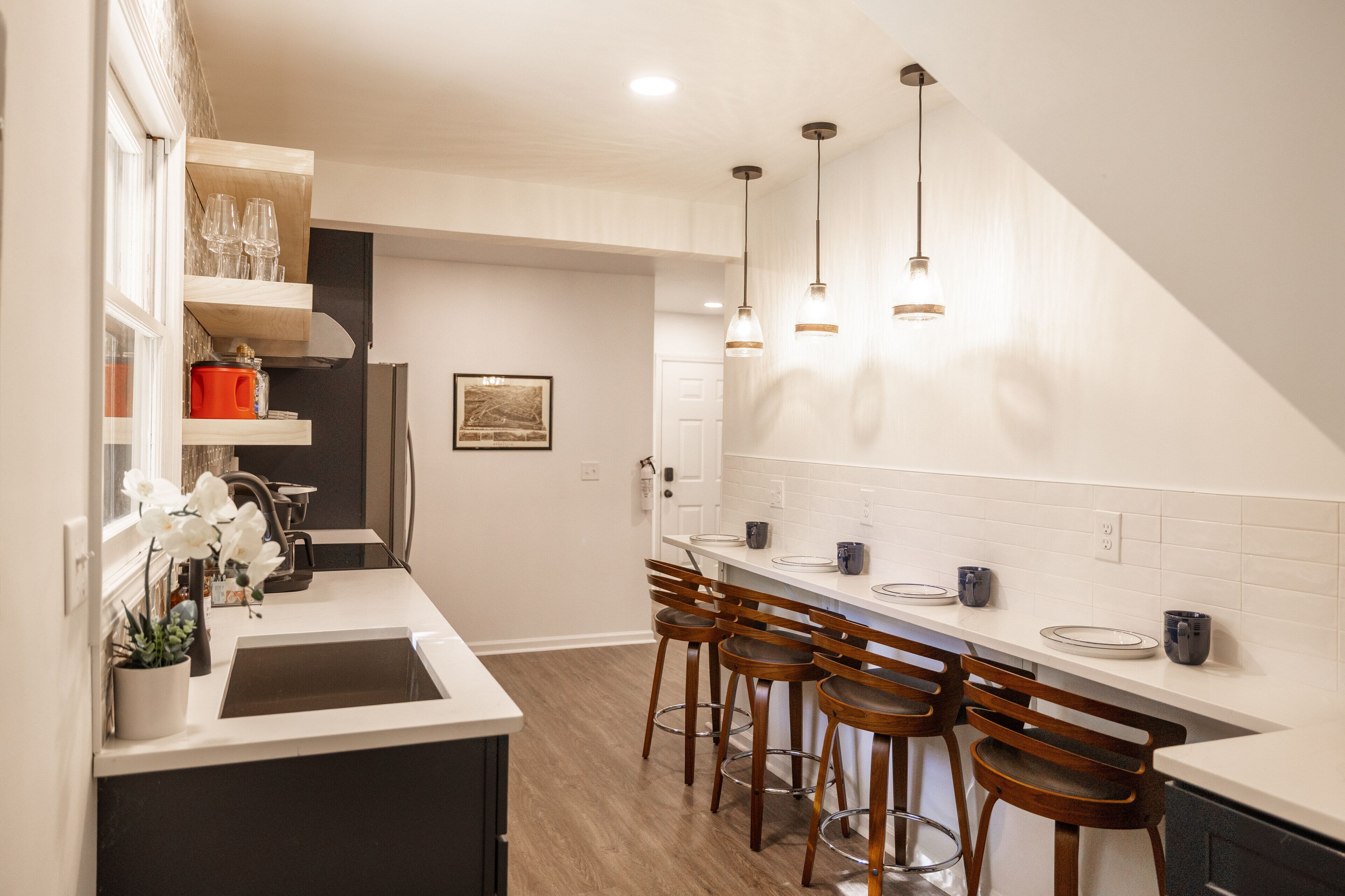 Fridge, oven, dishwasher, coffee/tea maker