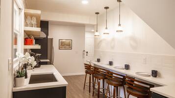 Fridge, oven, dishwasher, coffee/tea maker