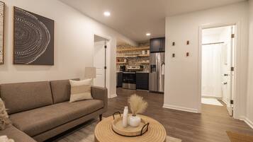 Een televisie en een open haard