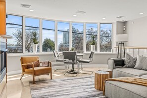 Smart TV, fireplace