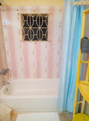 Hårføner, håndklær, såpe og sjampo