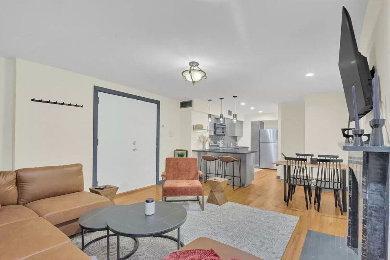 Smart TV, books, stereo, offices