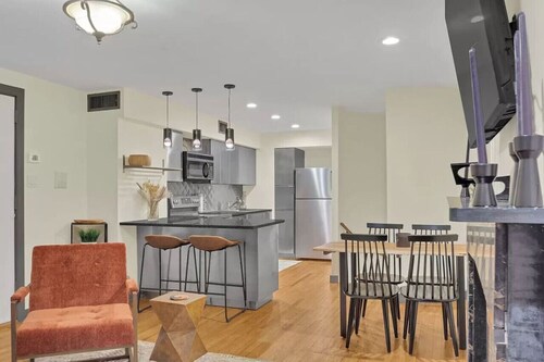 Midterm West Village Summer Townhouse Pet-Friendly