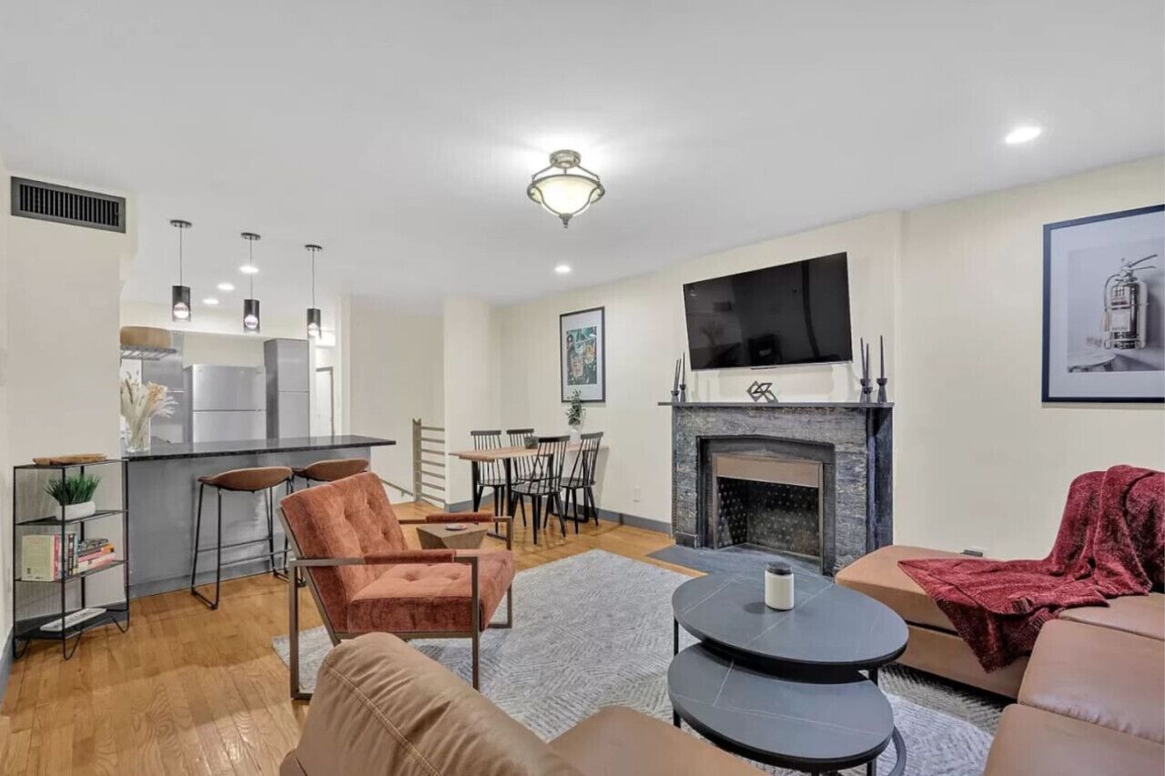 Smart TV, books, stereo, offices