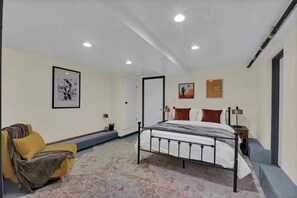 2 habitaciones, escritorio y tabla de planchar con plancha 