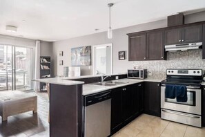 Een koelkast, een microgolfoven, een oven, een kookplaat