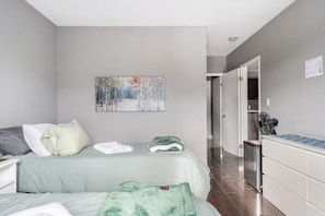 2 chambres, bureau, fer et planche à repasser, lit de bébé portatif