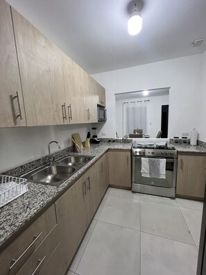 ثلاجة، ميكروويف، فرن، ماكينة لصنع القهوة/الشاي