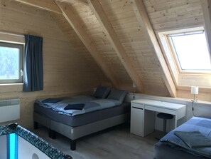 3 多间卧室、办公桌、WiFi、床单