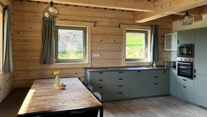 Kaffetrakter/tekoker, kjøleskap, mikrobølgeovn og ovn