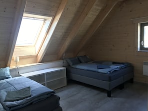 3 makuuhuonetta, työpöytä, Wi-Fi, vuodevaatteet