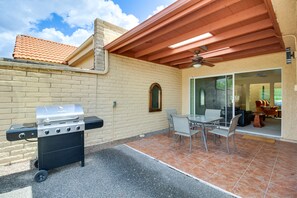 Outdoor dining - Tucson Townhome w/ Mountain View, Pool Access! (Tucson)