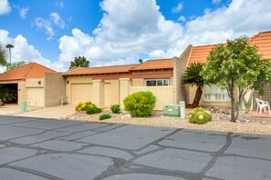 Exterior - Tucson Townhome w/ Mountain View, Pool Access! (Tucson)